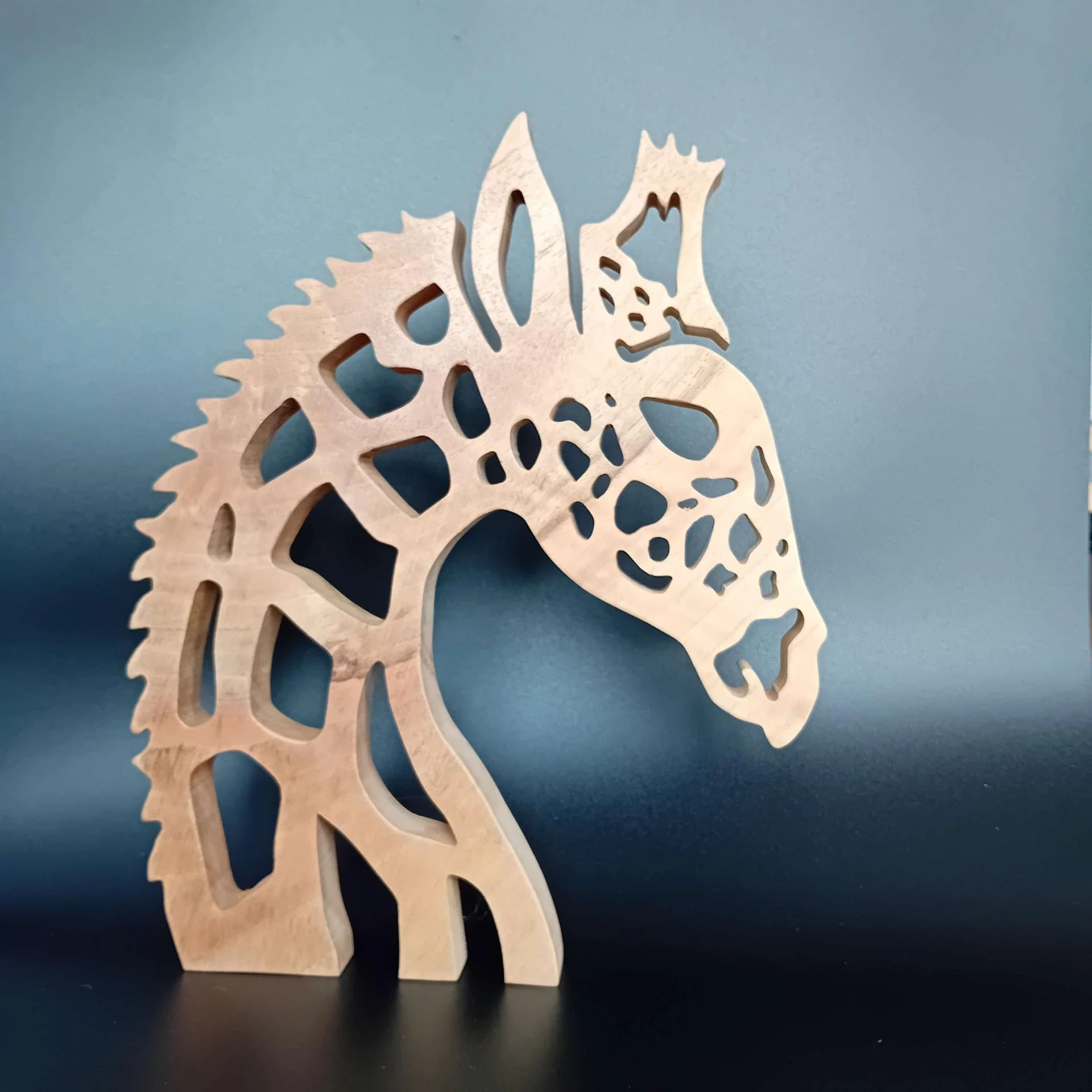 Décoration découpée à la main en chantournage bois représentant une tête de girafe.