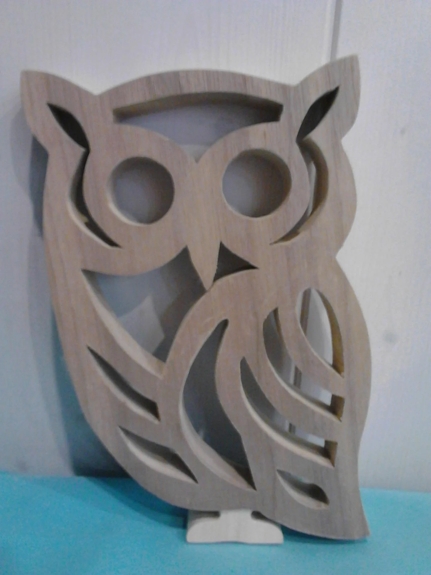 Hibou Grand duc, décoration en bois stylisée, découpée à la scie à chantourner.