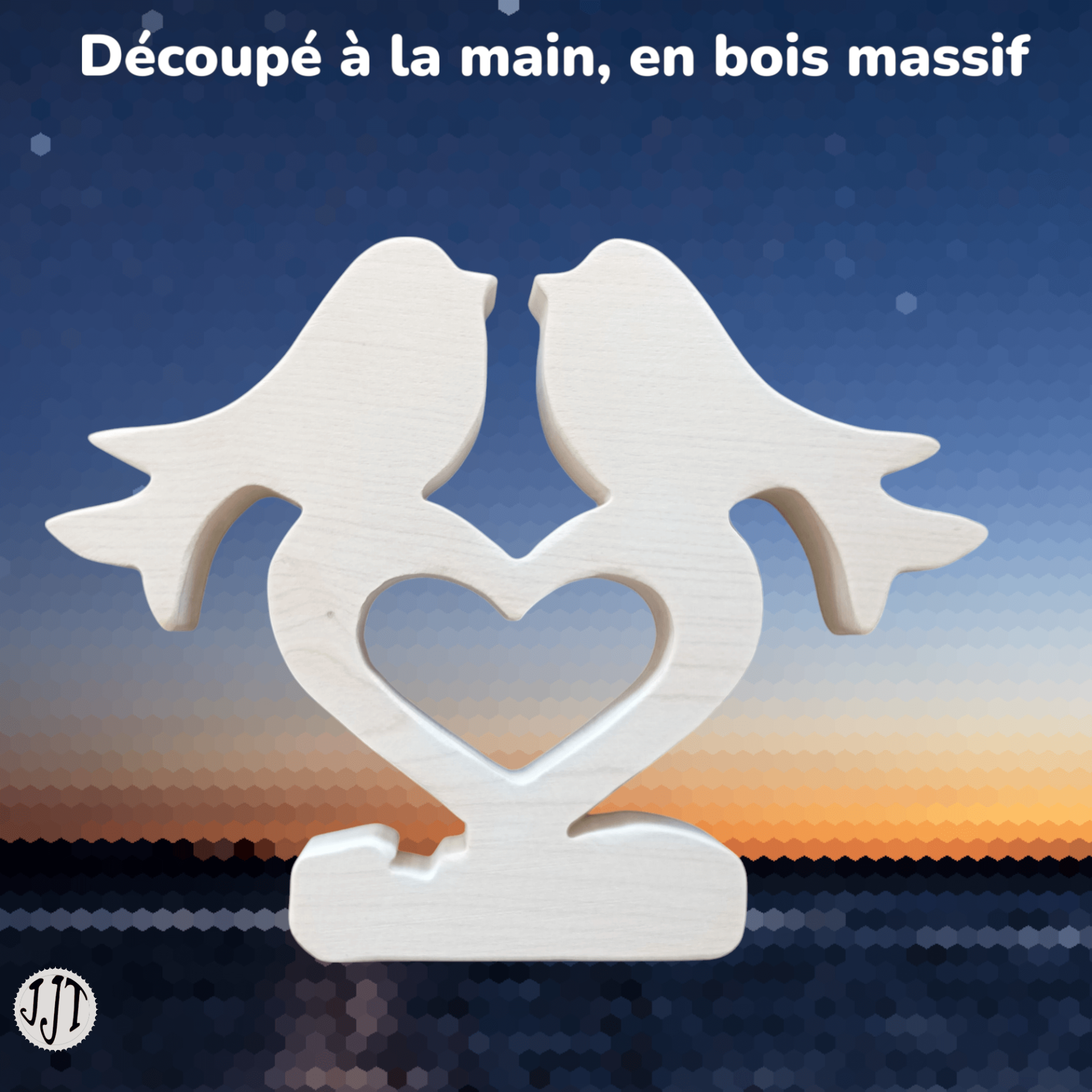 Décoration en bois, découpée à la scie à chantourner, représentant deux oiseaux amoureux posés sur un coeur.