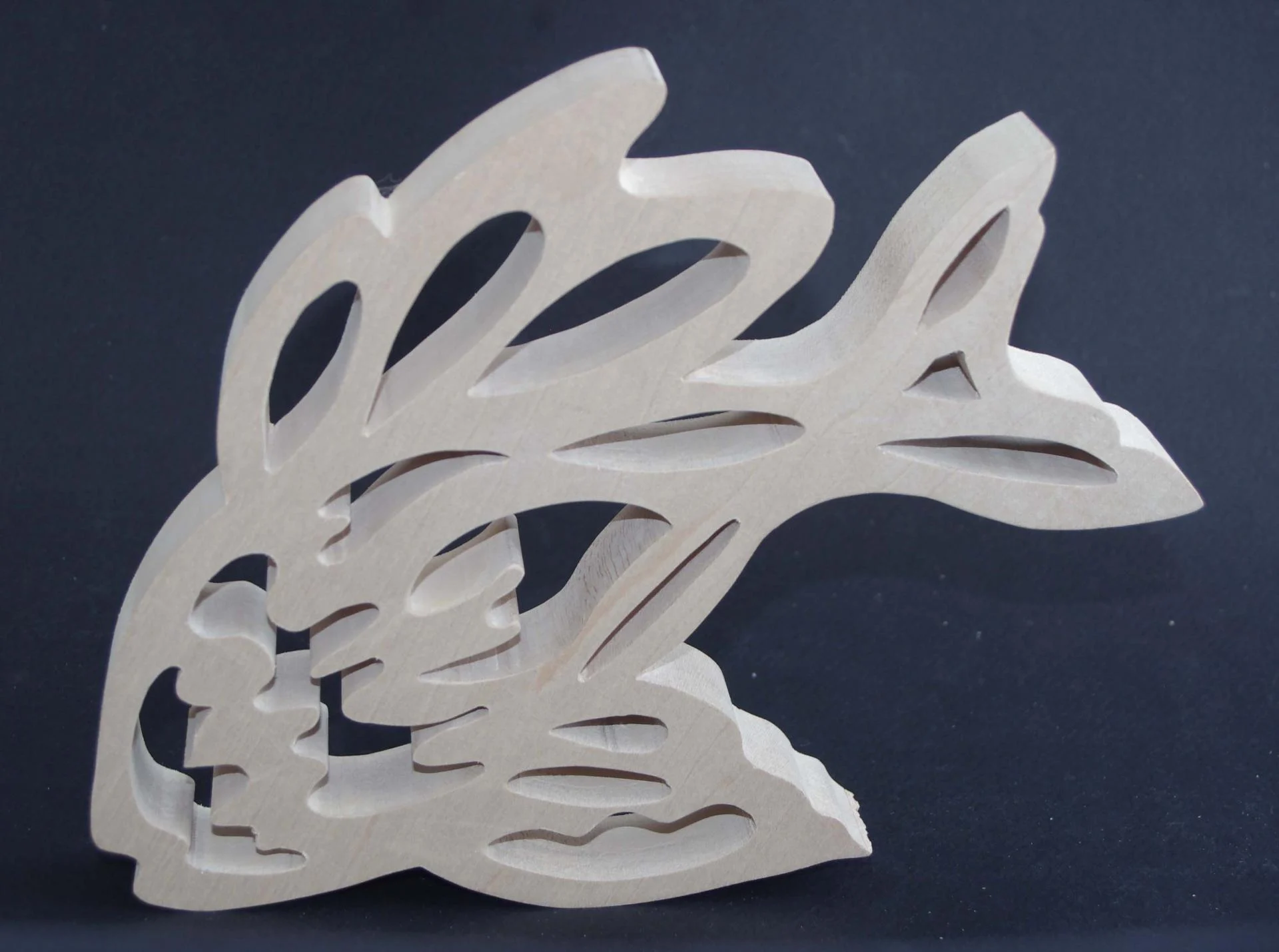 Décoration en bois massif représentant un poisson, découpé à la scie à chantourner.